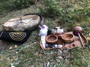 schamanska verktyg upplagda i naturen